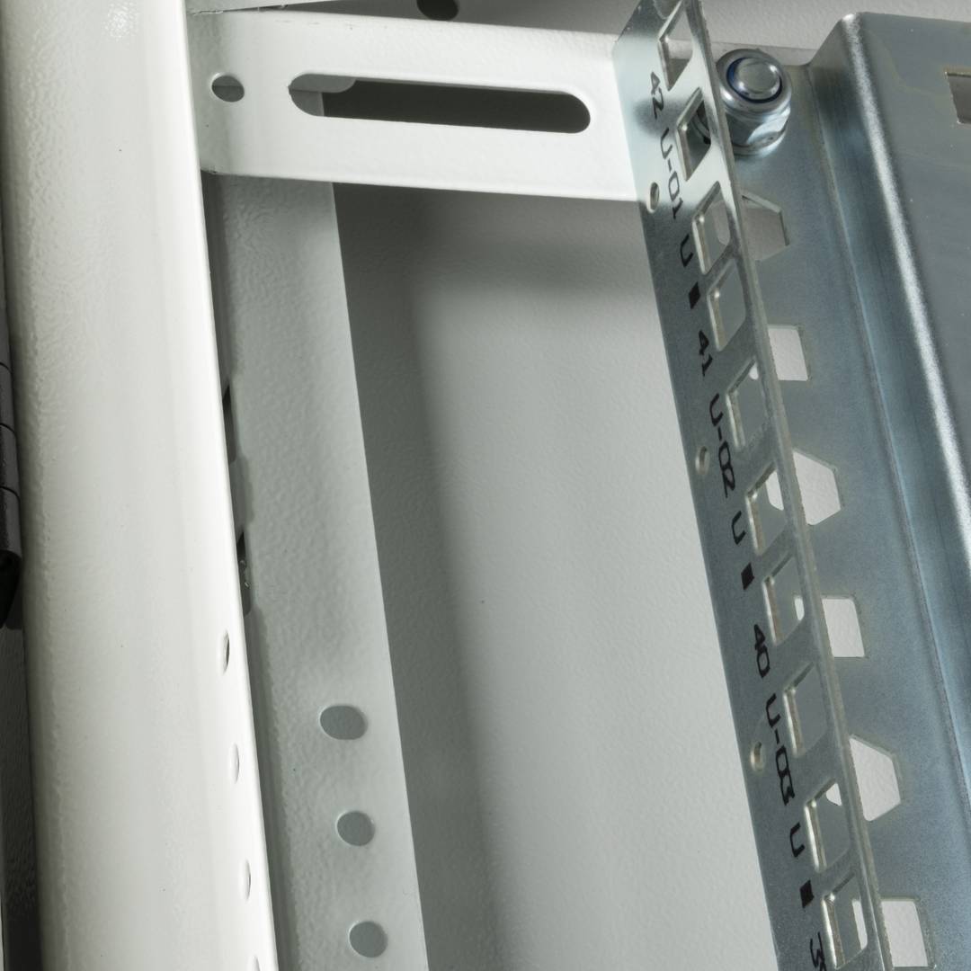 Rackkast 19'' staand 42U 600x600x1980mm MobiRack van RackMatic Witte en geperforeerde metalen deur