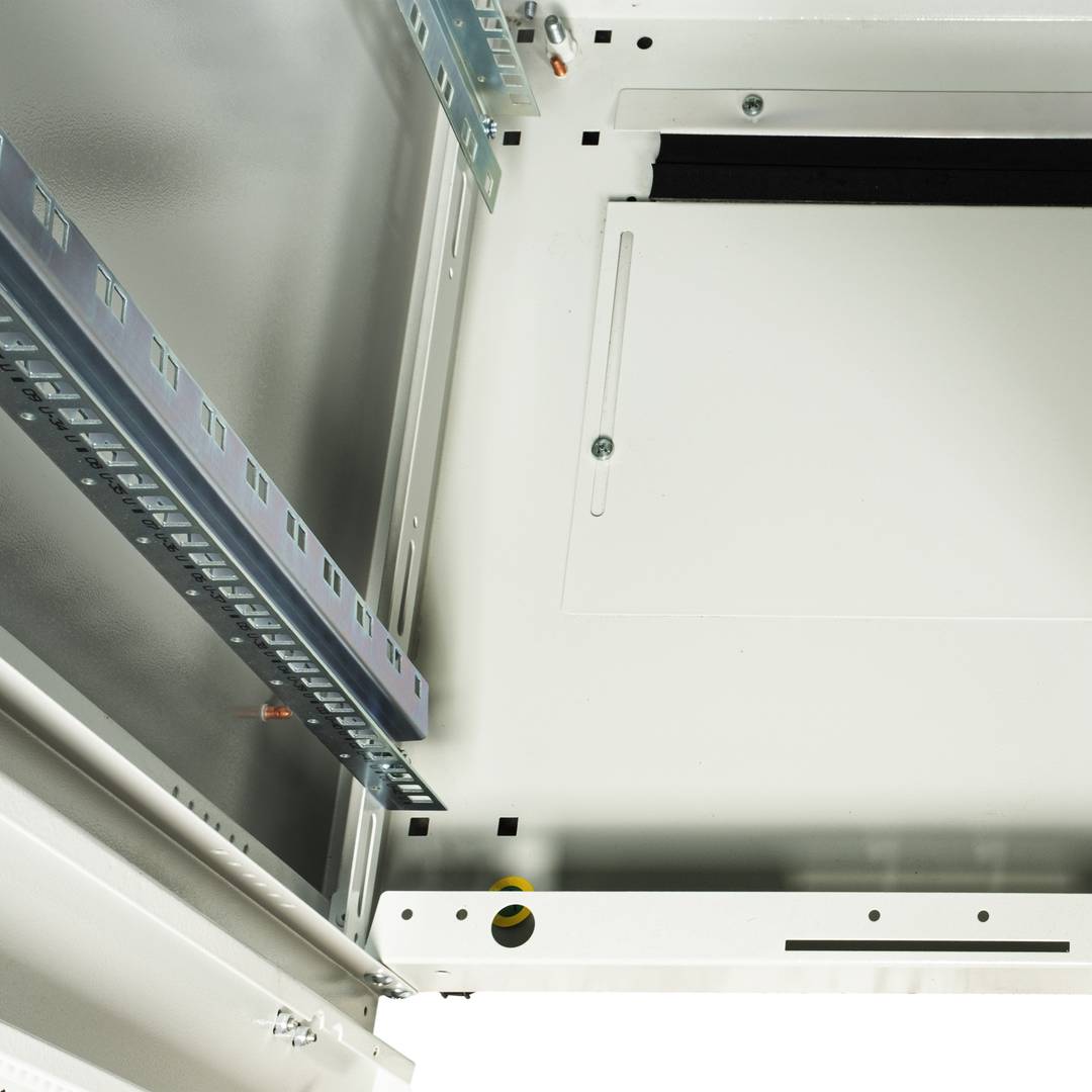 Rackkast 19'' staand 42U 600x600x1980mm MobiRack van RackMatic Witte en geperforeerde metalen deur