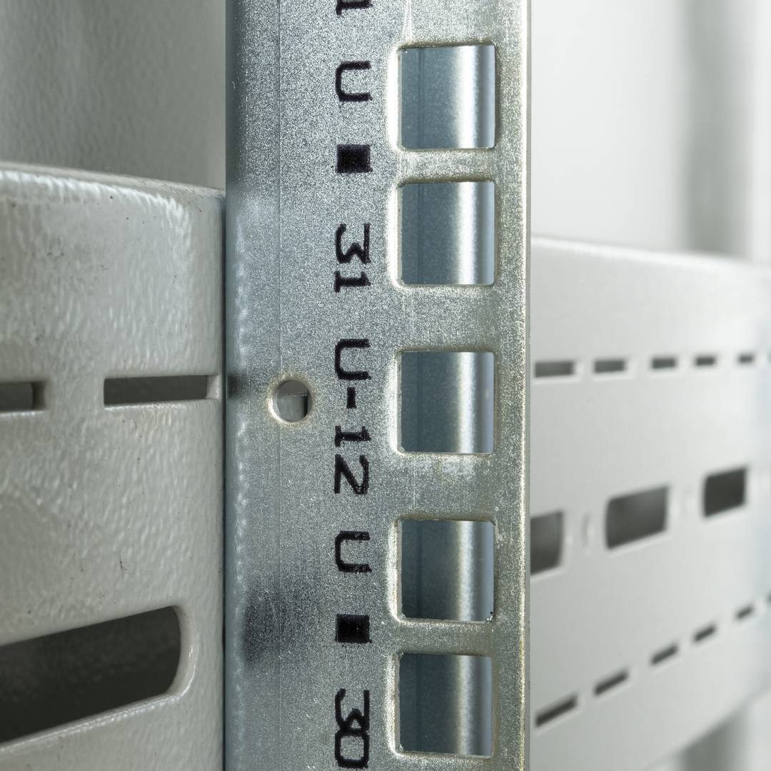 Rackkast 19'' staand 42U 600x600x1980mm MobiRack van RackMatic Witte en geperforeerde metalen deur