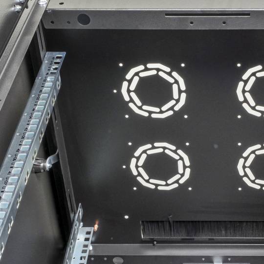 Armari rack 19'' de peu 47U 600x600x2202mm MobiRack de RackMatic Negre i porta de metall perforat