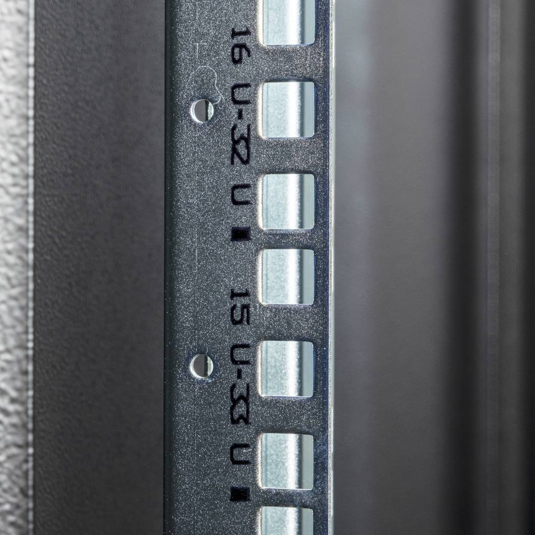 Armari rack 19'' de peu 47U 600x600x2202mm MobiRack de RackMatic Negre i porta de metall perforat