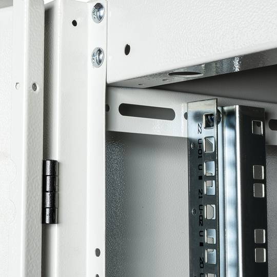 Armario rack 19'' de pie 22U 600x800x1081mm MobiRack de RackMatic Blanco y puerta de metal perforado