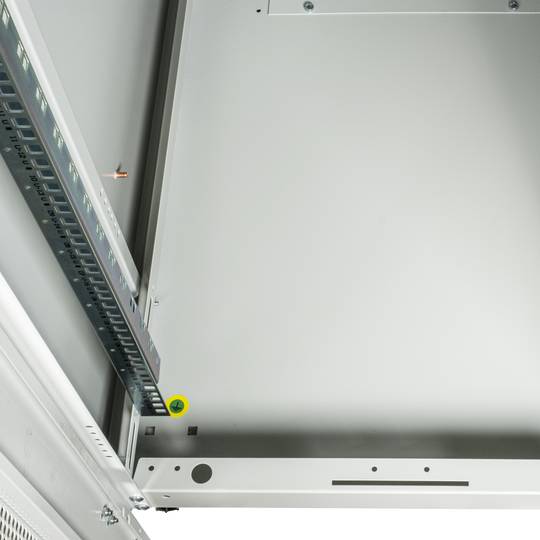 Armario rack 19'' de pie 22U 600x800x1081mm MobiRack de RackMatic Blanco y puerta de metal perforado