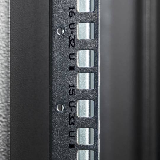 Armario rack 19'' de pie 32U 600x800x1536mm MobiRack de RackMatic Negro y puerta de metal perforado
