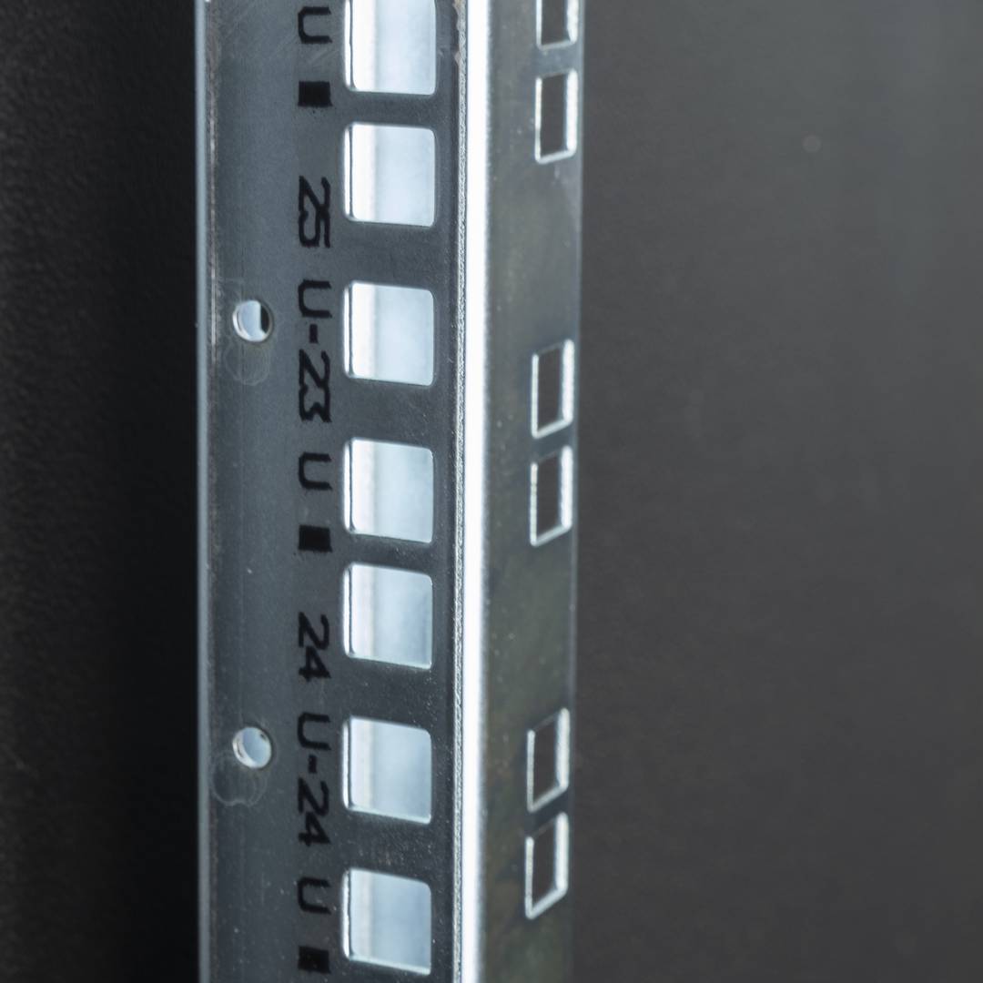 Armario rack 19'' de pie 47U 600x800x2202mm MobiRack de RackMatic Negro y puerta de metal perforado