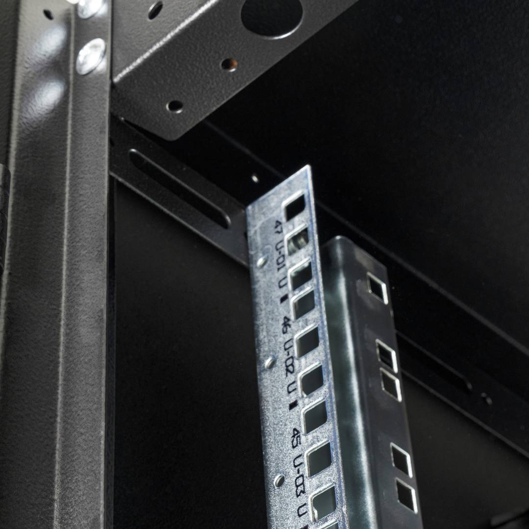 Armario rack 19'' de pie 47U 600x800x2202mm MobiRack de RackMatic Negro y puerta de metal perforado