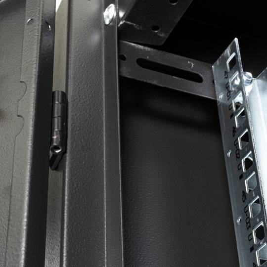 Armario rack 19'' de pie 47U 600x1000x2202mm MobiRack de RackMatic Negro y puerta de metal perforado