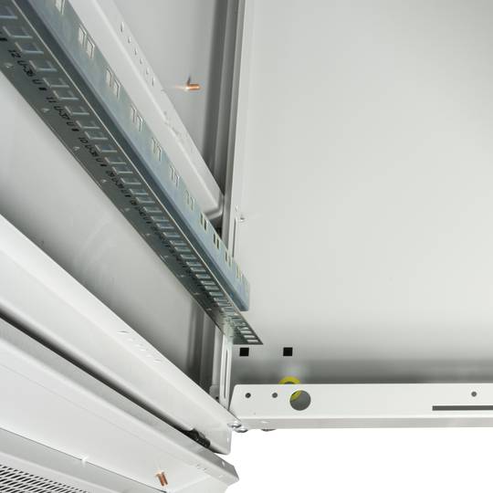 Armario rack 19'' de pie 47U 600x1000x2202mm MobiRack de RackMatic Blanco y puerta de metal perforado
