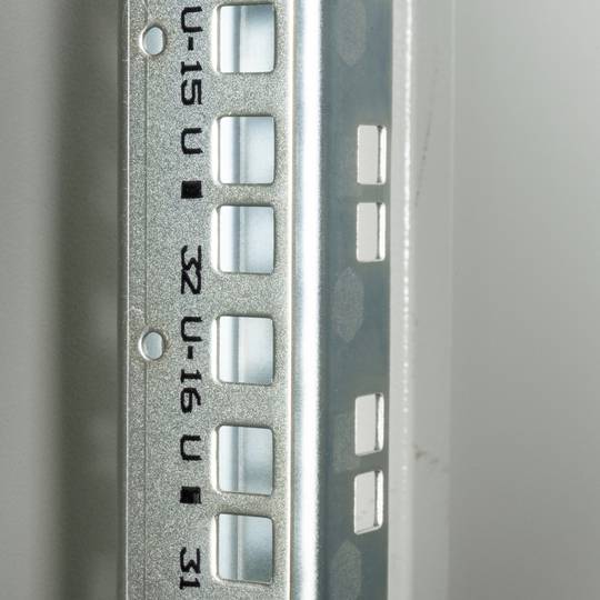 Armario rack 19'' de pie 47U 600x1000x2202mm MobiRack de RackMatic Blanco y puerta de metal perforado