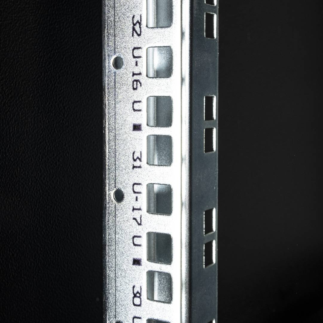 Armari rack 19'' de peu 47U 600x1200x2202mm MobiRack de RackMatic Negre i porta de metall perforat