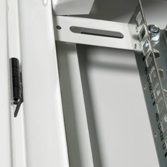 Armário rack 19'' pé 47U 600x1200x2202mm MobiRack by RackMatic Branco e porta metálica perfurada