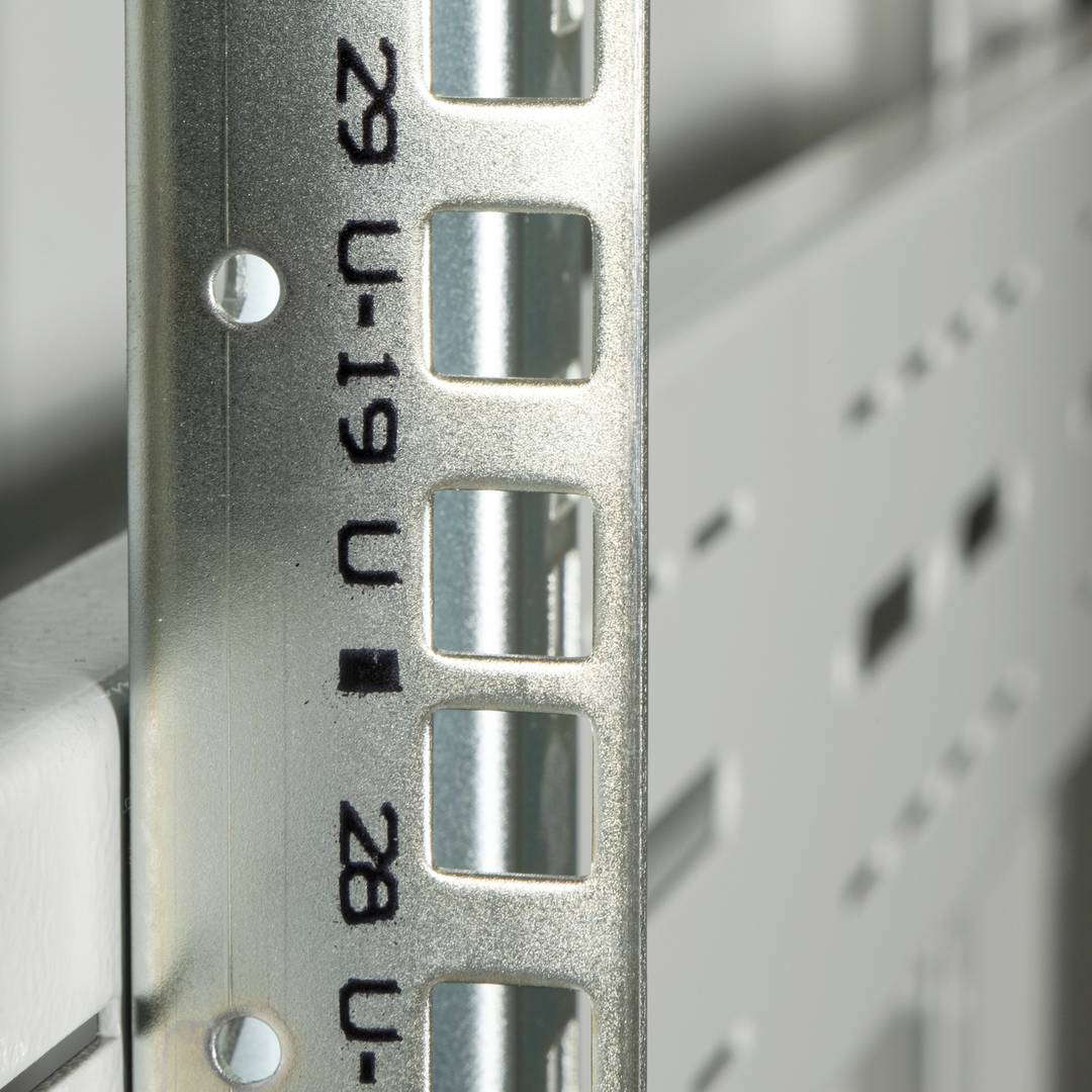 Armário rack 19'' pé 47U 600x1200x2202mm MobiRack by RackMatic Branco e porta metálica perfurada