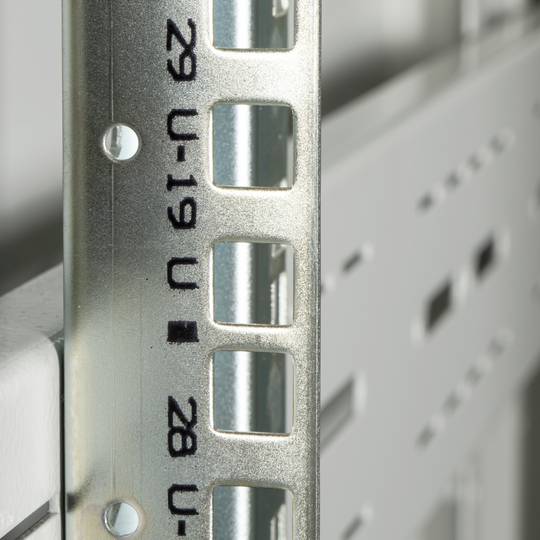 Armário rack 19'' pé 47U 600x1200x2202mm MobiRack by RackMatic Branco e porta metálica perfurada
