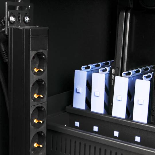 Gabinete de carregamento e transporte para 20 tablets e laptops preto com 24 schuko em 2 faixas
