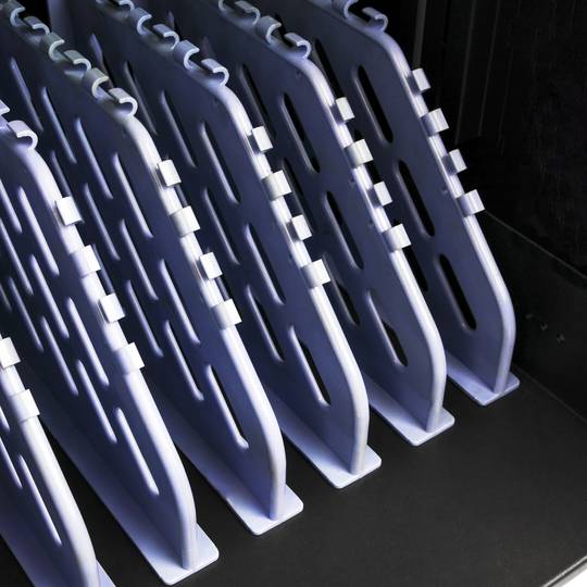 Gabinete de carregamento e transporte para 20 tablets e laptops preto com 24 schuko em 2 faixas