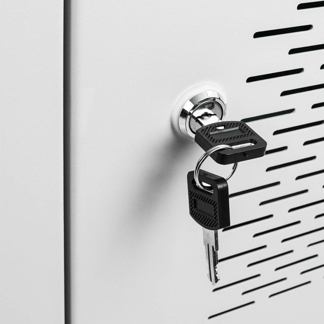 Szafka ładująco-transportowa na 10 tablety i laptopy biała 16 schuko na 2 listwach