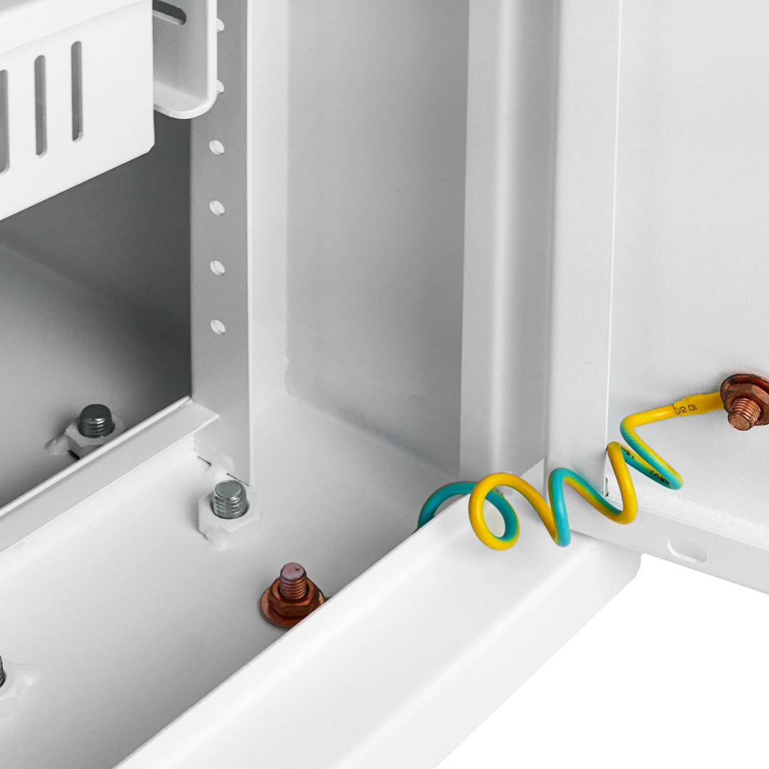 Lade- und Transportschrank für 36 Tablets und Laptops weiß mit 40 Schuko auf 4 Streifen