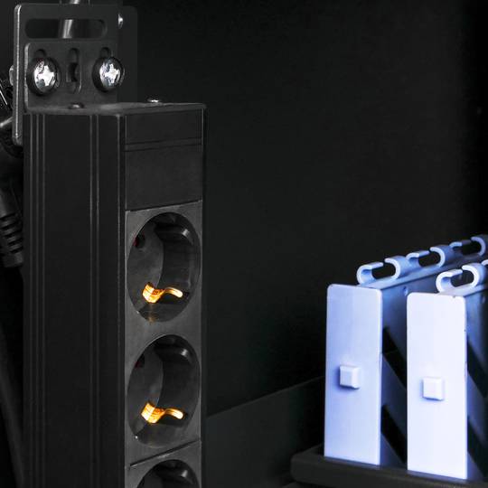 Kit montaje de regleta rack 19” de fijación vertical en armario de transporte negro