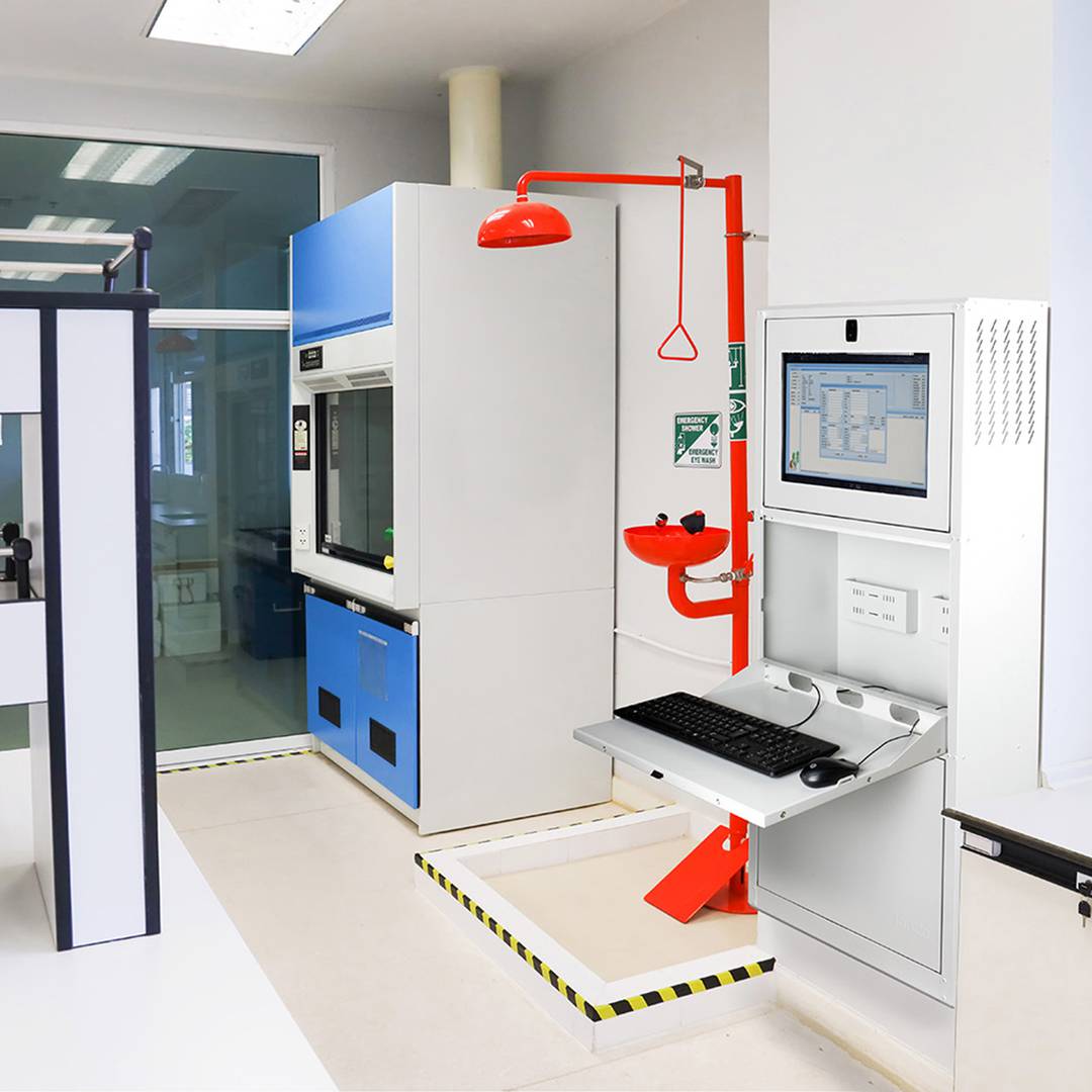 Estación de trabajo con protección IP20 570x220x1440mm