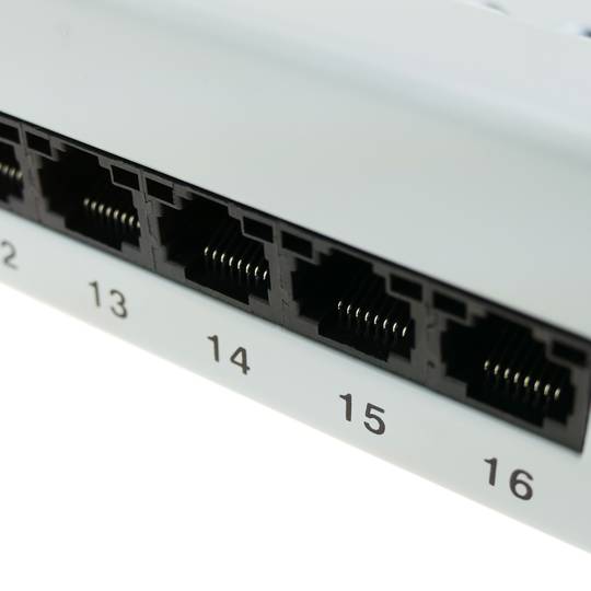 Patchpaneel 24 RJ45 Cat.5e UTP 1U wit met kam