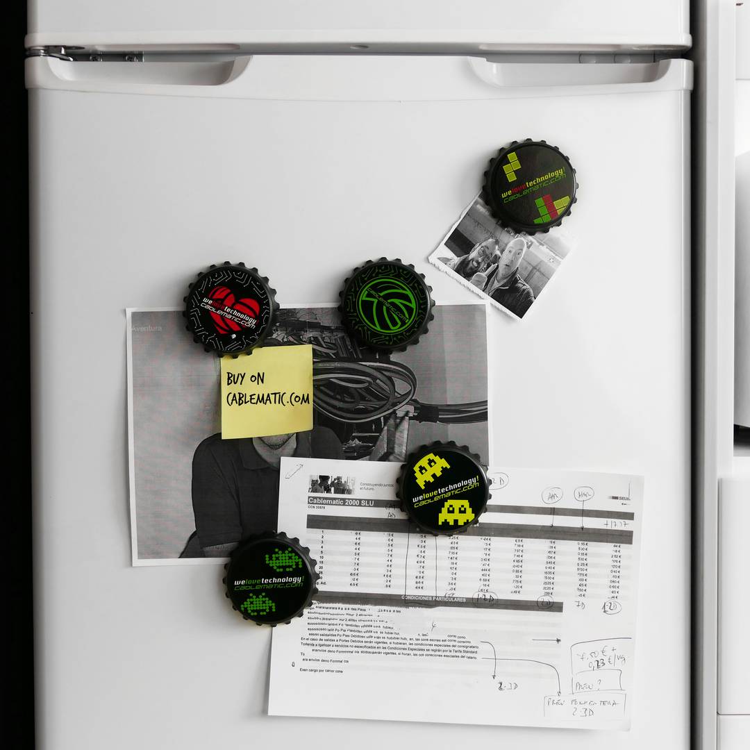 Obreampolles magnètic per a nevera del model Invaders