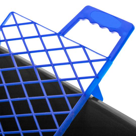 Niebieska plastikowa siatka na wiadro z farbą