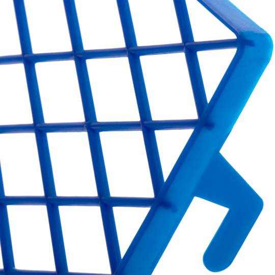 Niebieska plastikowa siatka na wiadro z farbą